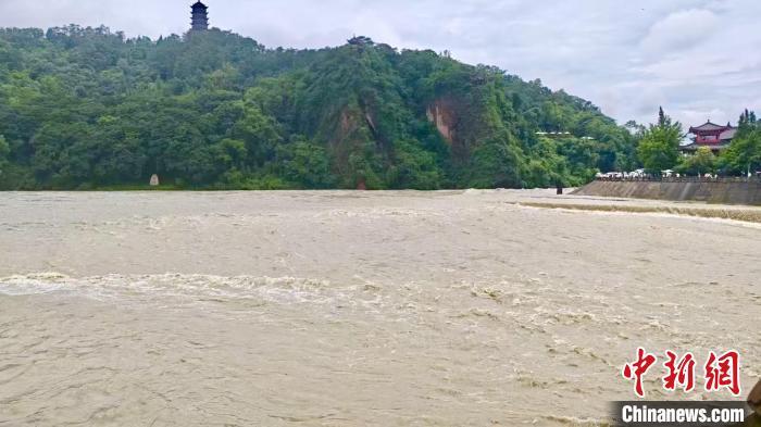 都江堰渠迎今年首次洪峰过境 都江堰渠迎今年首次洪峰过境