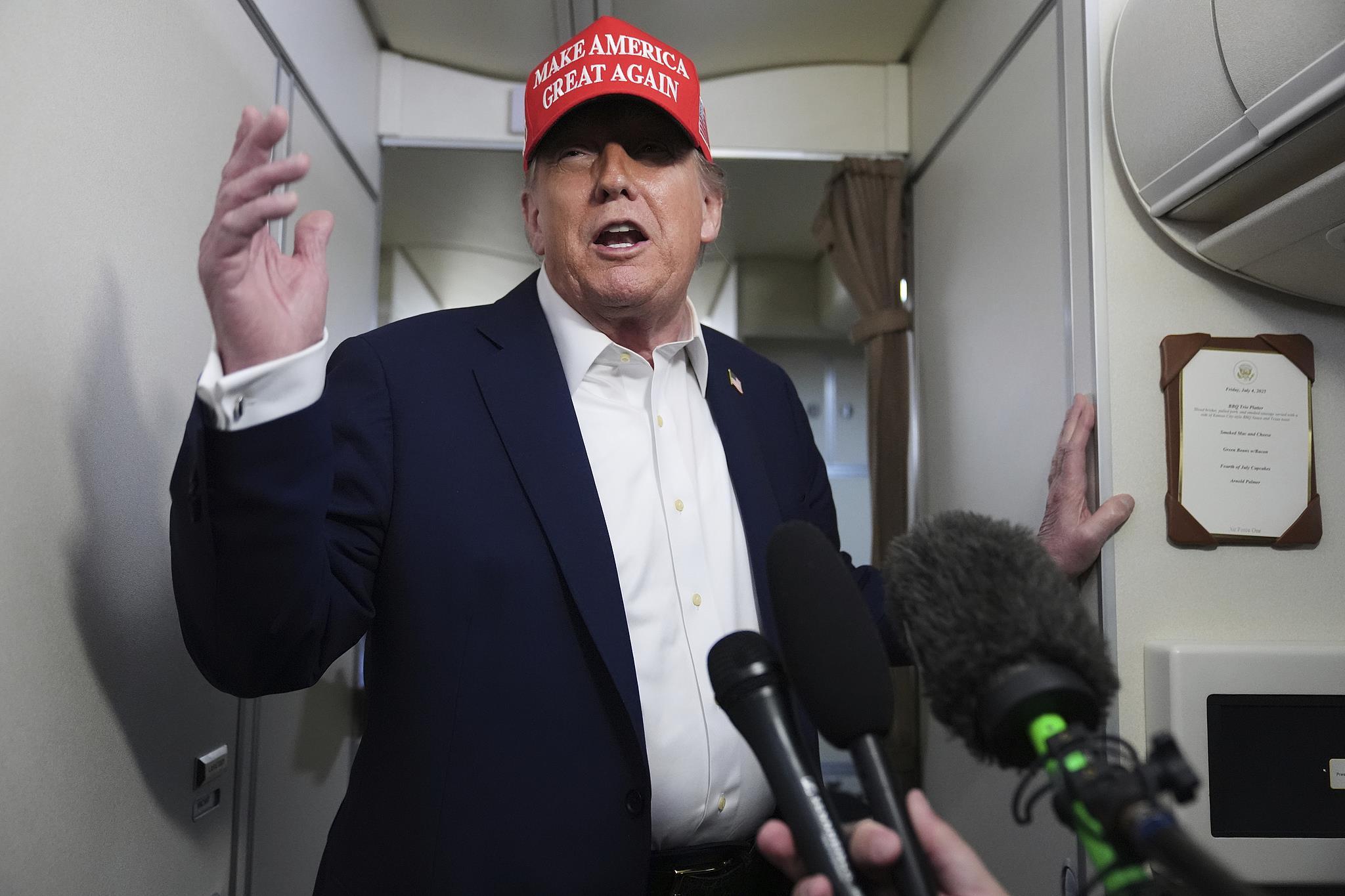 特朗普称8月1日起实施新关税 最高税率或达70% 特朗普称8月1日起实施新关税 最高税率或达70%