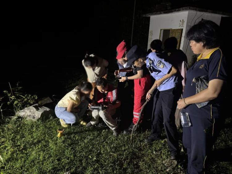 老人深山失联7小时,搜救人员利用无人机将其找到 老人深山失联7小时,搜救人员利用无人机将其找到