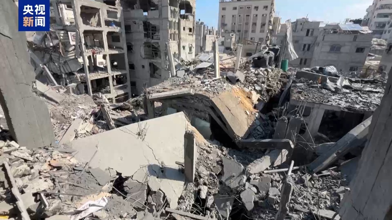 拾荒维生的加沙父亲:我无法为她们提供一个家 拾荒维生的加沙父亲:我无法为她们提供一个家