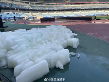 “苏超”现场摆放约1万块冰块降温