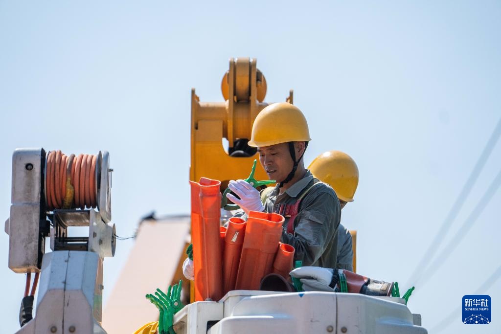 湖南湘潭:保供电 守护群众“清凉度夏” 湖南湘潭:保供电 守护群众“清凉度夏”