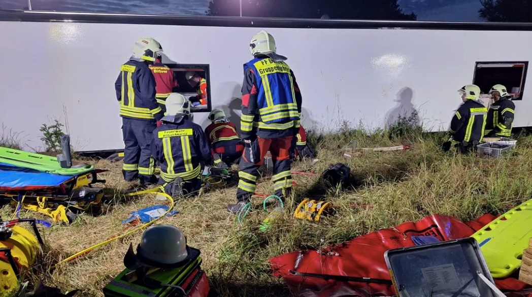 德国长途客车侧翻事故已致31人受伤 德国长途客车侧翻事故已致31人受伤