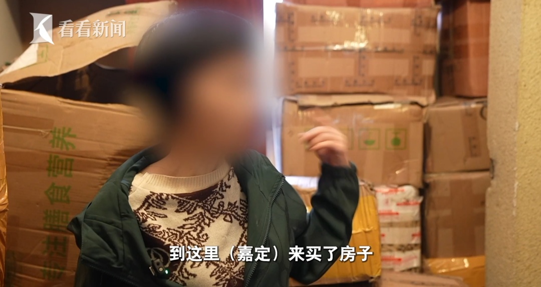 上海66岁阿姨在快递堆里爬行!花200万疯狂购物,还说有苦衷?邻居接连投诉! 上海66岁阿姨在快递堆里爬行!花200万疯狂购物,还说有苦衷?邻居接连投诉!