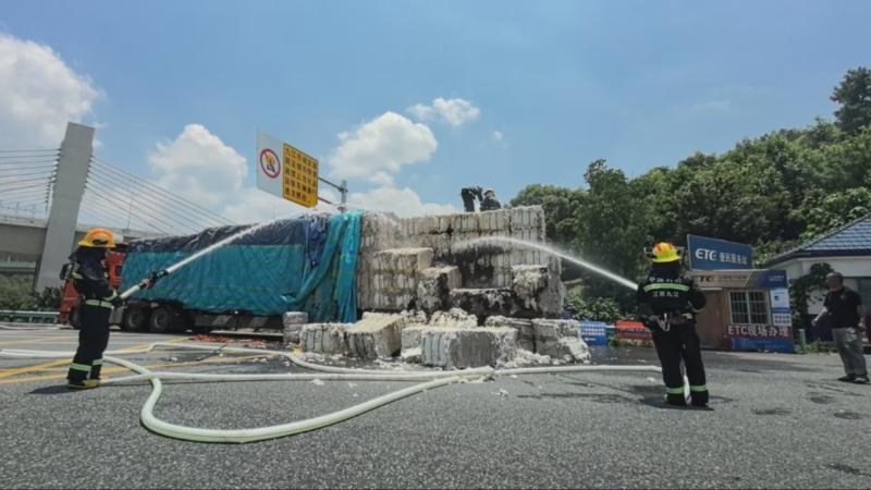 江西九江长江二桥货车起火 消防紧急处置化险为夷 江西九江长江二桥货车起火 消防紧急处置化险为夷