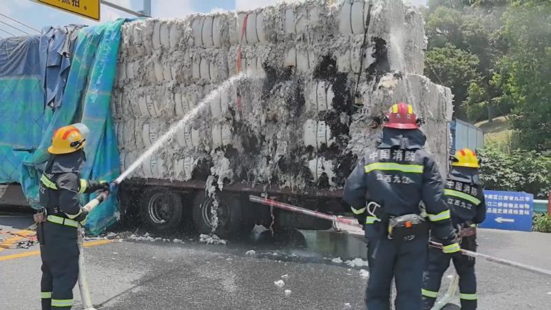 江西九江长江二桥货车起火 消防紧急处置化险为夷 江西九江长江二桥货车起火 消防紧急处置化险为夷