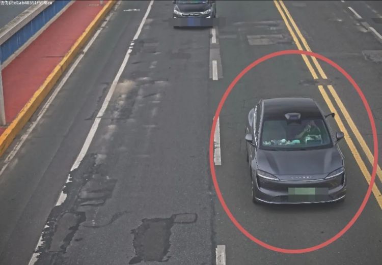 方向盘成餐桌？如此“智驾”，扣分、罚款！