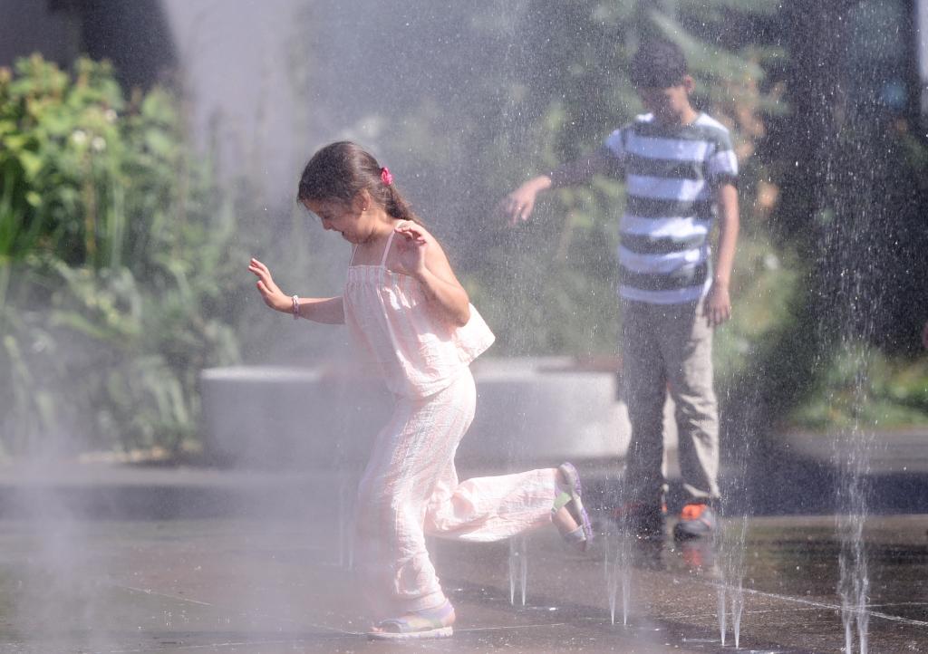 野火、中暑、供电故障……欧洲多国经受高温“烤”验 野火、中暑、供电故障……欧洲多国经受高温“烤”验