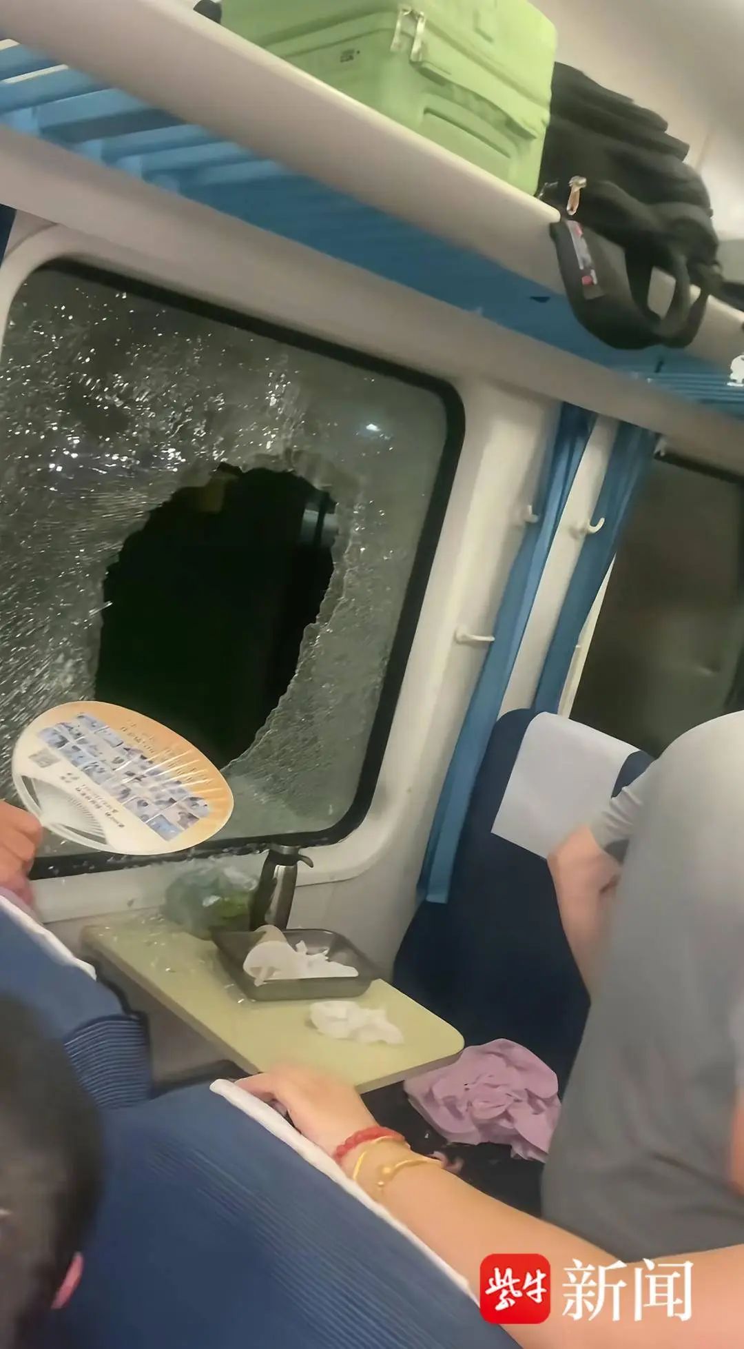 列车停车乘客破窗通风，官方通报：已批评教育