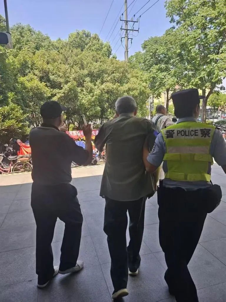“好人要有好报，想跟他们说声谢谢！”上海六旬爷叔中暑倒地，民警、热心市民合力施救