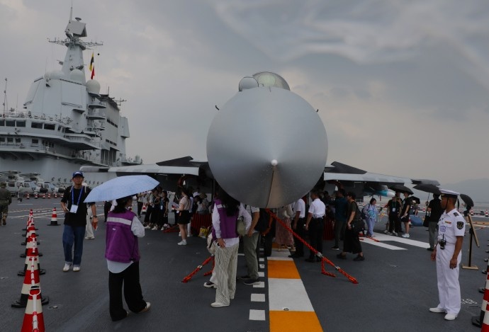 最安全的“避风港”！香港市民舰载机下躲雨