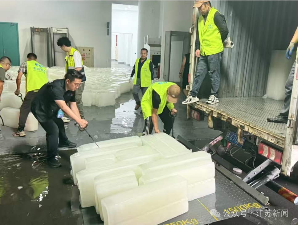 苏超迎“烤验”:南京对苏州今晚开打,南京奥体准备一万块冰降温 苏超迎“烤验”:南京对苏州今晚开打,南京奥体准备一万块冰降温