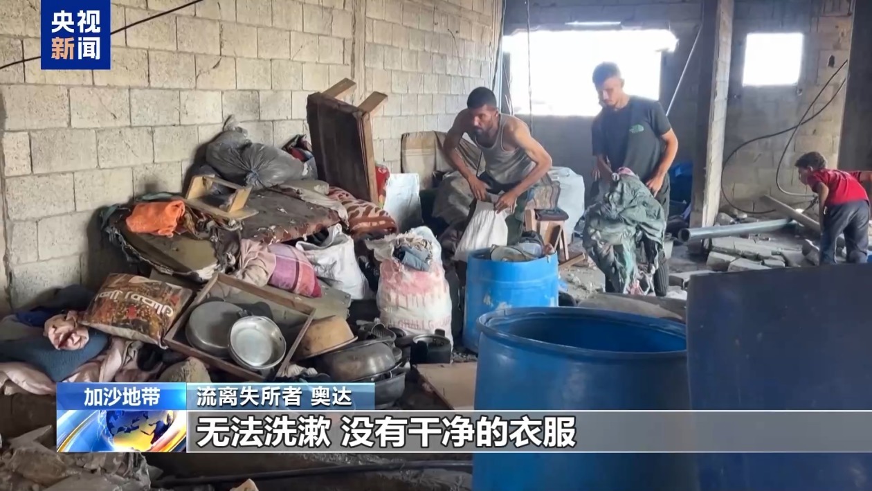 拾荒维生的加沙父亲:我无法为她们提供一个家 拾荒维生的加沙父亲:我无法为她们提供一个家