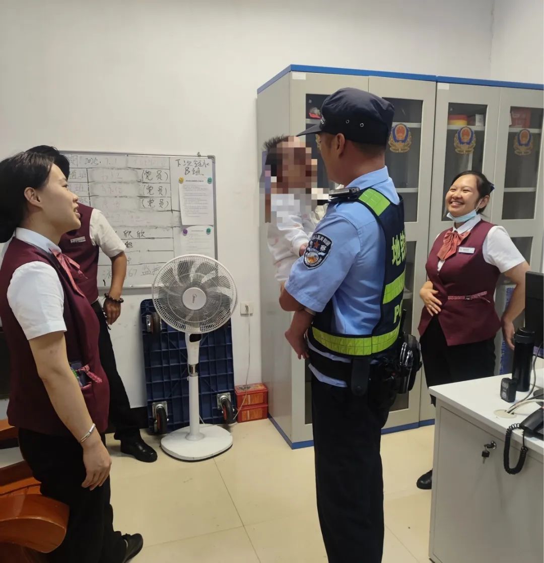 惊险!南宁一女子把几个月大婴儿遗落在地铁站…… 惊险!南宁一女子把几个月大婴儿遗落在地铁站……