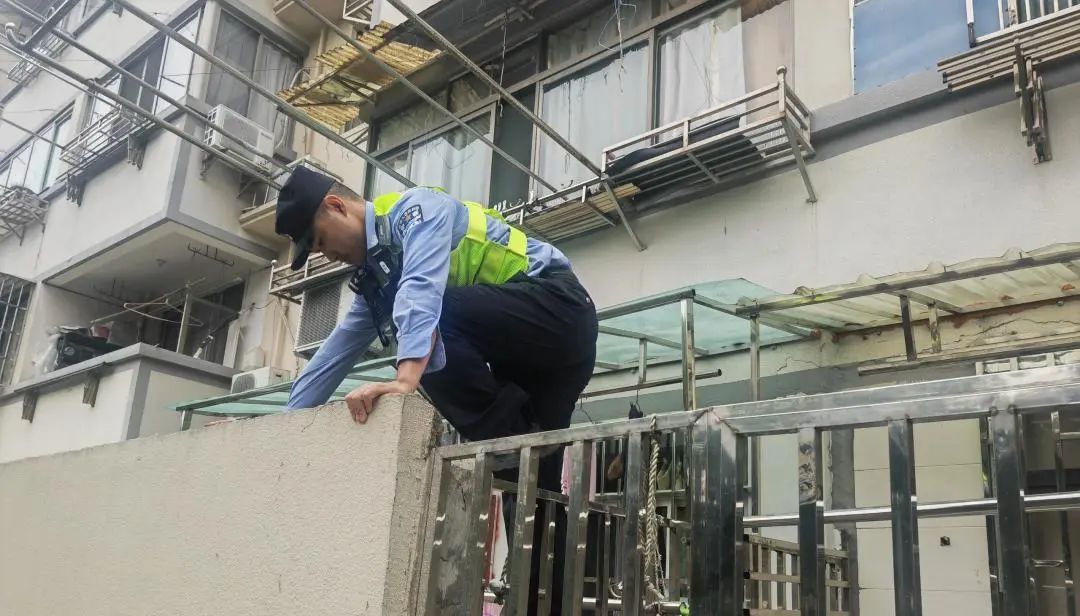民警光天化日翻墙入户，竟是为了！