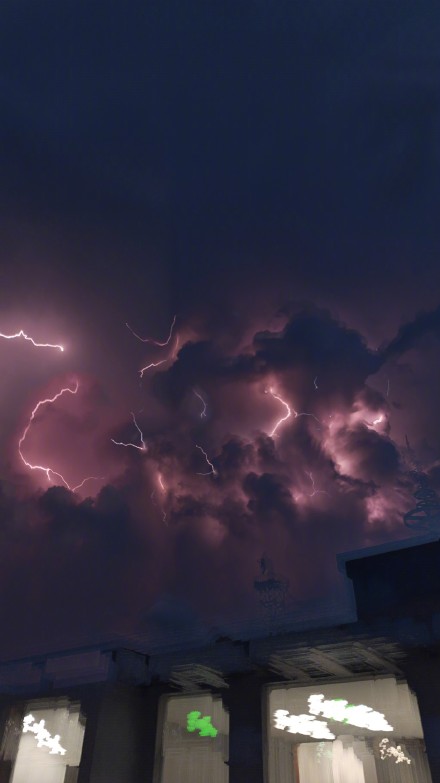 山西晋中拍到闪电震撼画面 山西晋中拍到闪电震撼画面