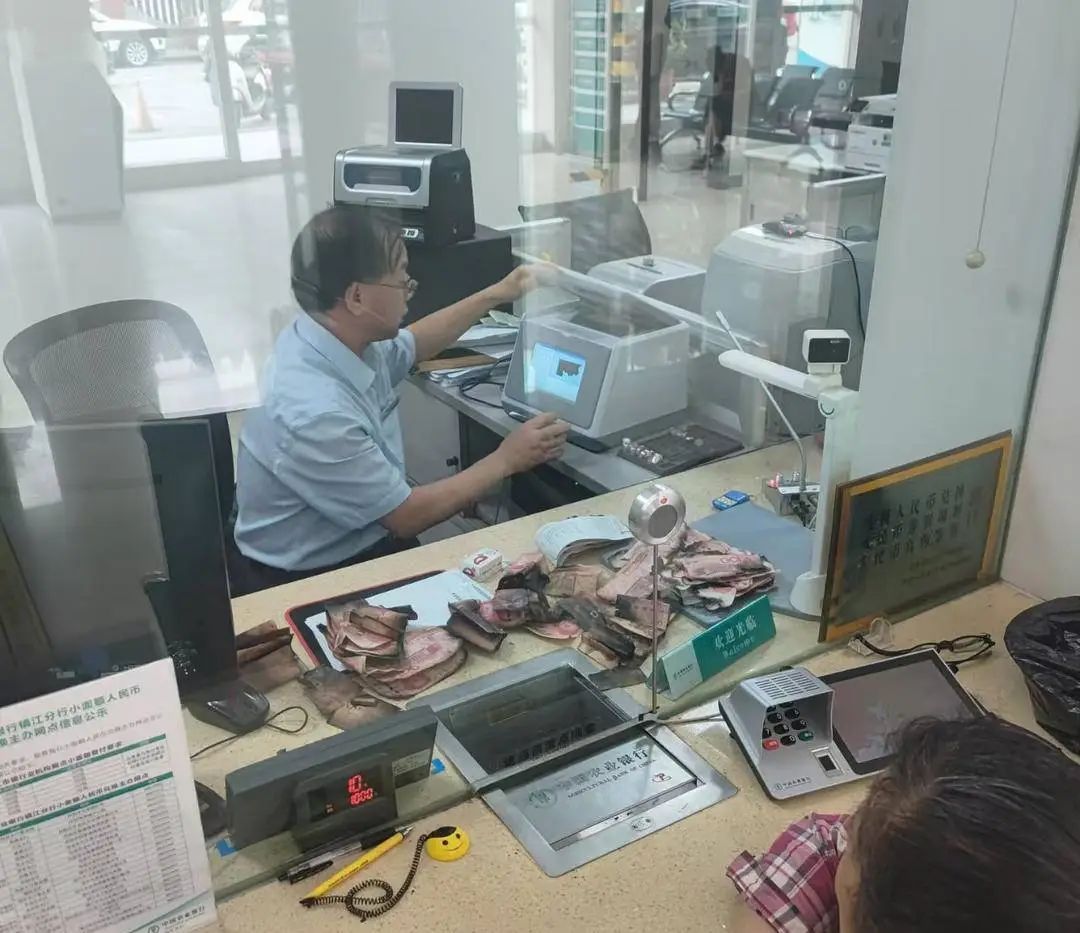 镇江一市民，点蚊香不慎烧毁大量现金……