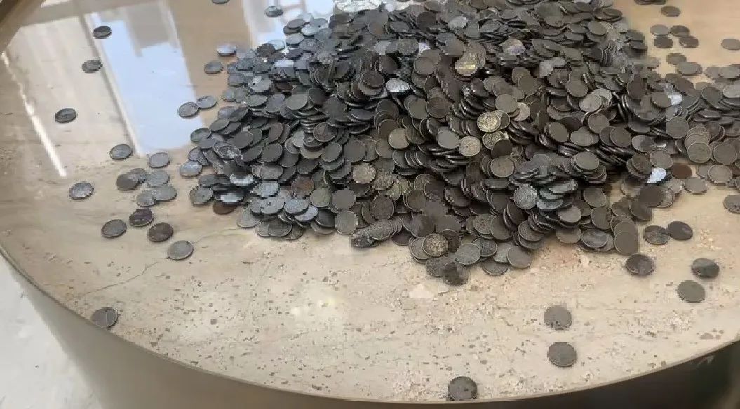 男子扛着140斤硬币存银行遭拒收！这些硬币竟来自垃圾焚烧厂