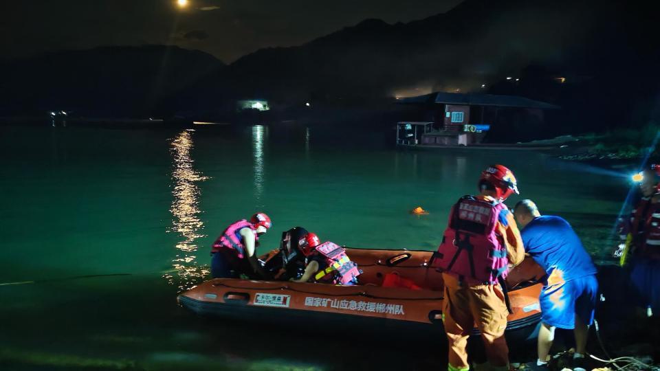 郴州船只遇罕见大风侧翻，救援队切割船底救出十余人，失联安全员仍在搜救中