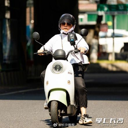 热!热!热!全副武装 长沙最高气温超38℃ 热!热!热!全副武装 长沙最高气温超38℃