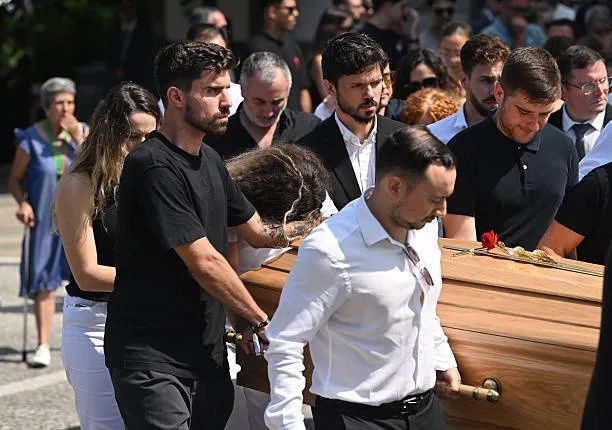 催泪!若塔葬礼举行,妻子趴棺木痛哭,葡萄牙队友为他抬棺!FIFA总部已降半旗志哀 催泪!若塔葬礼举行,妻子趴棺木痛哭,葡萄牙队友为他抬棺!FIFA总部已降半旗志哀