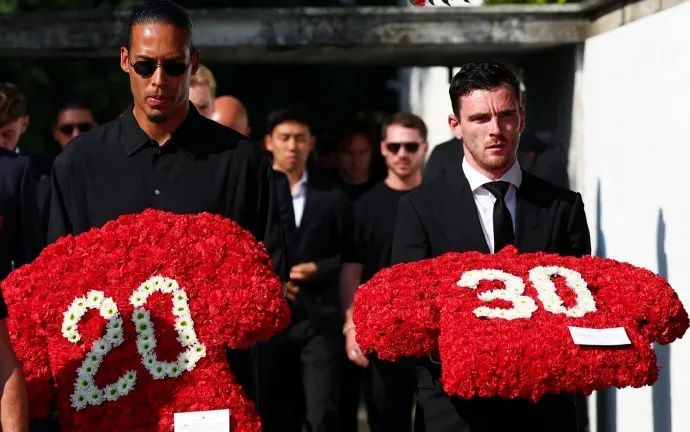 催泪!若塔葬礼举行,妻子趴棺木痛哭,葡萄牙队友为他抬棺!FIFA总部已降半旗志哀 催泪!若塔葬礼举行,妻子趴棺木痛哭,葡萄牙队友为他抬棺!FIFA总部已降半旗志哀