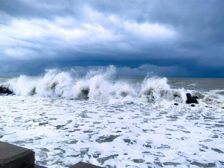 台风丹娜丝来临前夕 汕头海浪犹如卷起千堆雪
