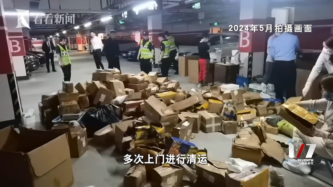 花掉近200万,屋内散发异味,只能爬着进出…独居女子将自家变成了“垃圾场” 花掉近200万,屋内散发异味,只能爬着进出…独居女子将自家变成了“垃圾场”