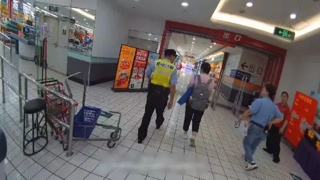 一老人手提20万现金买购物卡“送人”,超市员工报警了…… 一老人手提20万现金买购物卡“送人”,超市员工报警了……