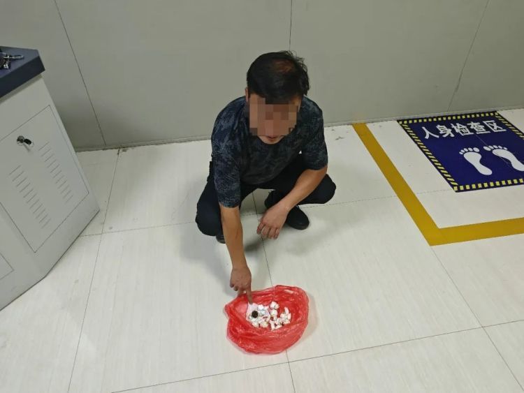 醉酒男子谎称“车藏毒品”辱骂接警员,结果,自己把自己送进了拘留所! 醉酒男子谎称“车藏毒品”辱骂接警员,结果,自己把自己送进了拘留所!