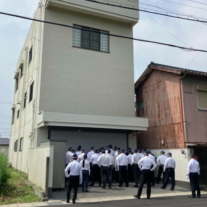 日本大阪警察抓捕黑道，拿电锯大喊快开门，网友：分不清谁是黑道