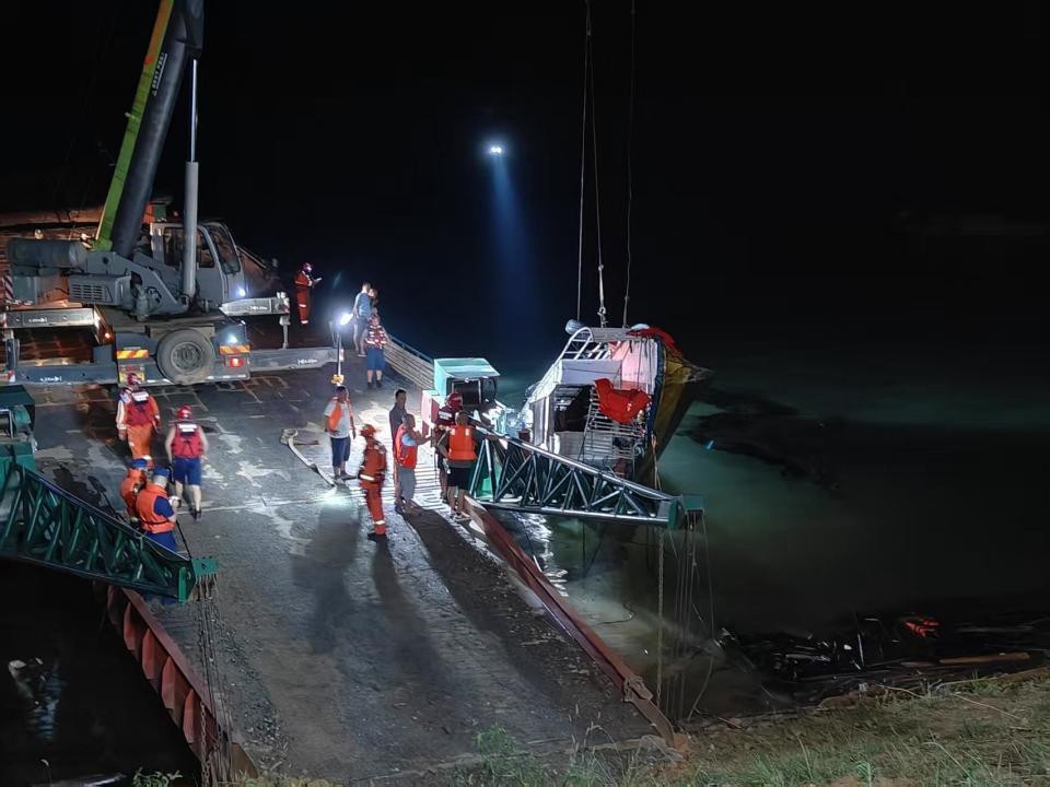 郴州船只遇罕见大风侧翻，救援队切割船底救出十余人，失联安全员仍在搜救中