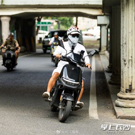 热!热!热!全副武装 长沙最高气温超38℃ 热!热!热!全副武装 长沙最高气温超38℃