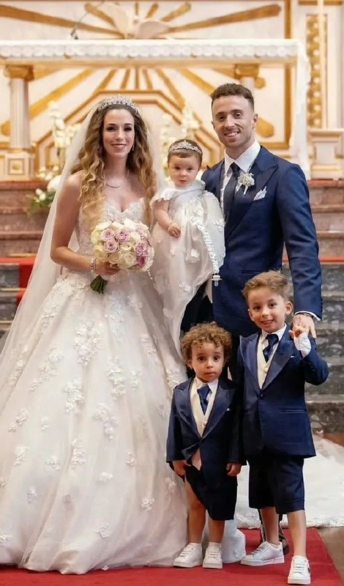 催泪!若塔葬礼举行,妻子趴棺木痛哭,葡萄牙队友为他抬棺!FIFA总部已降半旗志哀 催泪!若塔葬礼举行,妻子趴棺木痛哭,葡萄牙队友为他抬棺!FIFA总部已降半旗志哀