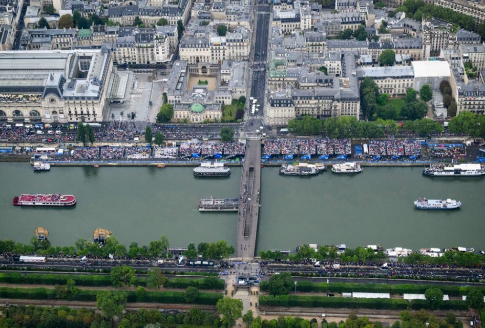 百年禁令解除，巴黎人跳进塞纳河游泳