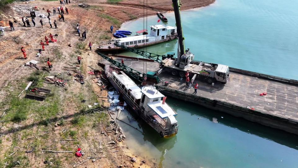 资兴东江湖侧翻班线船已被打捞,当地:失联人员是老驾驶员,当天以安全员身份工作 资兴东江湖侧翻班线船已被打捞,当地:失联人员是老驾驶员,当天以安全员身份工作