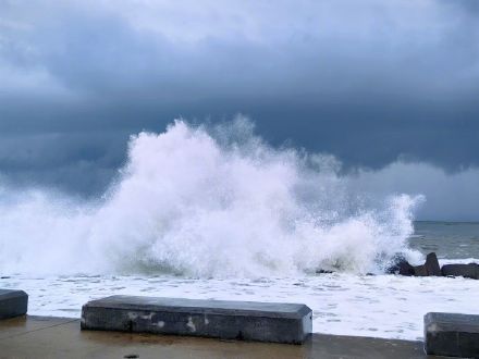 台风丹娜丝来临前夕 汕头海浪犹如卷起千堆雪
