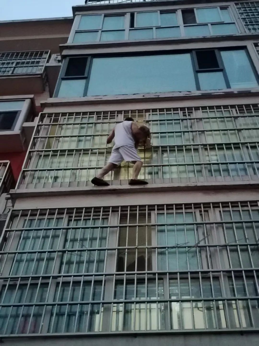 3楼女童被卡住脖子悬空窗外,2楼老兵出手相救! 3楼女童被卡住脖子悬空窗外,2楼老兵出手相救!