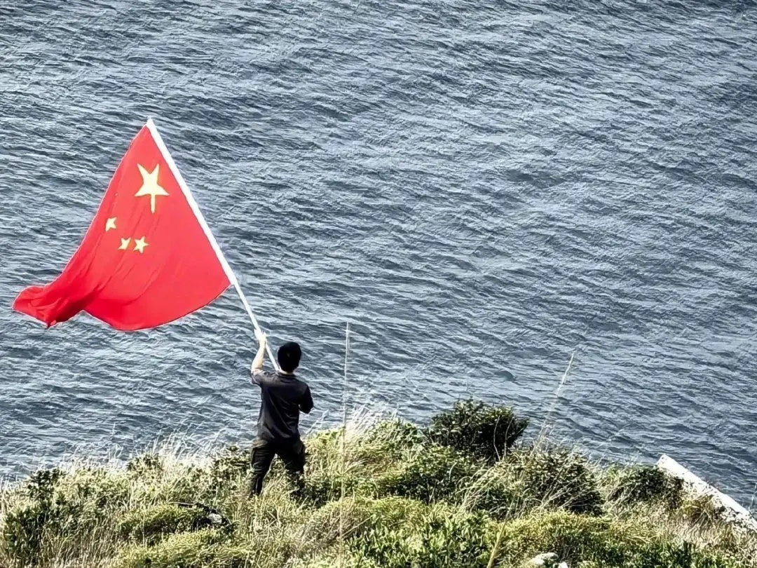 香港“挥旗哥”，登上山东舰！