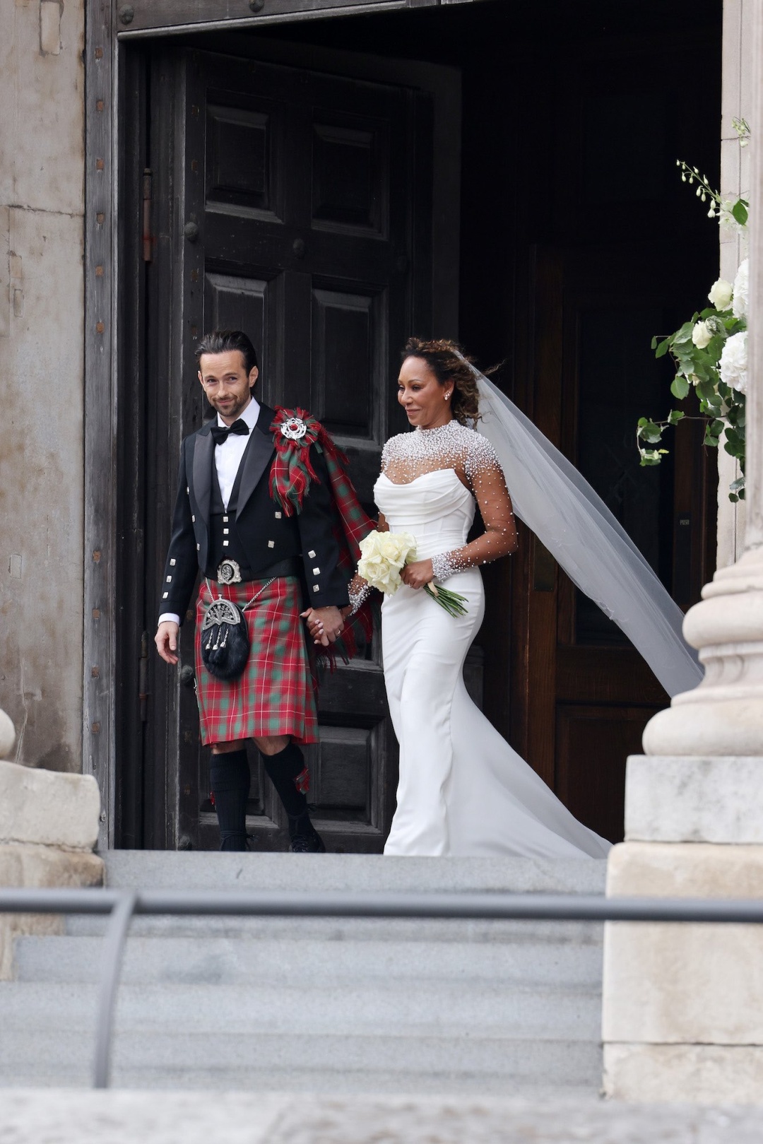 50岁“辣妹”嫁给“托尼老师”小男友,“贝嫂”等成员未出席婚礼 50岁“辣妹”嫁给“托尼老师”小男友,“贝嫂”等成员未出席婚礼