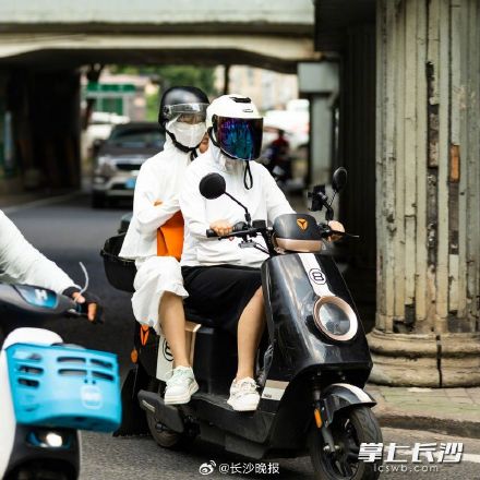 热!热!热!全副武装 长沙最高气温超38℃ 热!热!热!全副武装 长沙最高气温超38℃