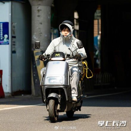 热!热!热!全副武装 长沙最高气温超38℃ 热!热!热!全副武装 长沙最高气温超38℃