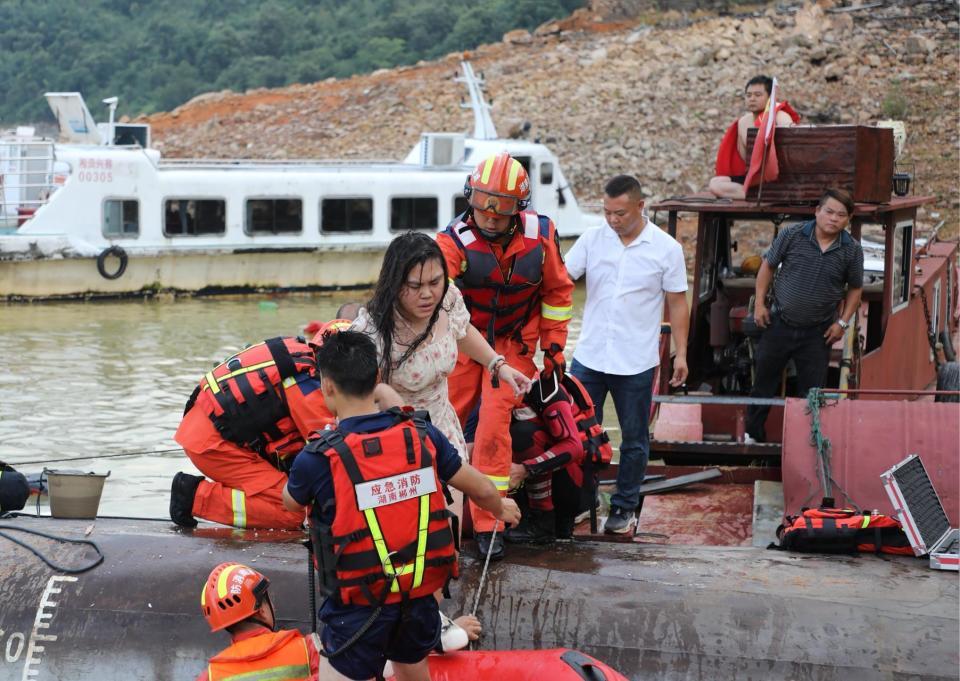 郴州船只遇罕见大风侧翻，救援队切割船底救出十余人，失联安全员仍在搜救中