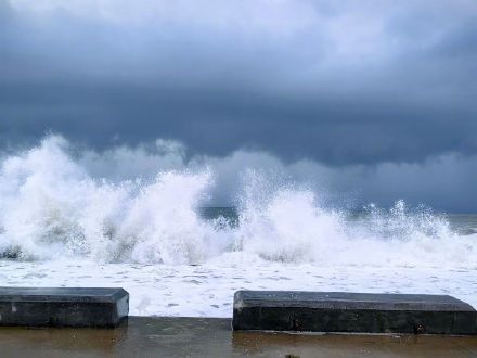 台风丹娜丝来临前夕 汕头海浪犹如卷起千堆雪
