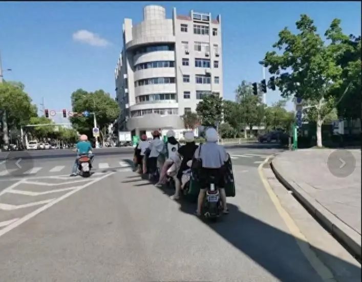 车辆“避晒式”等红灯引争议,交警回应:违法,已有城市对此罚款 车辆“避晒式”等红灯引争议,交警回应:违法,已有城市对此罚款