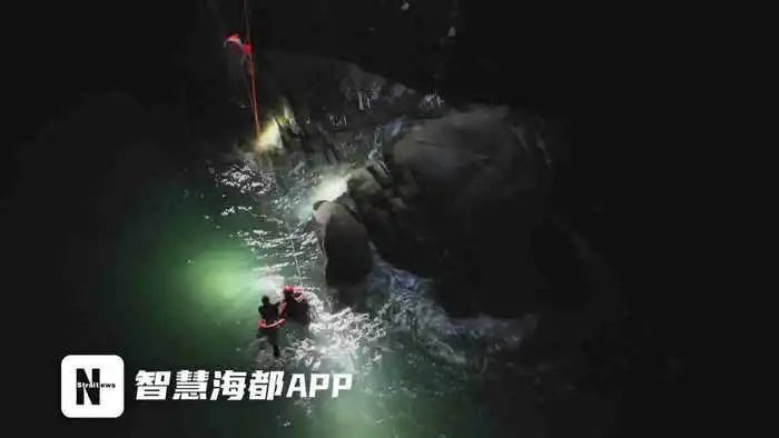 凌晨3点多，泉州两男子被困礁石！紧急救援！