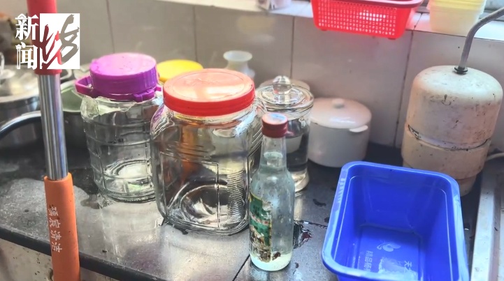 一天50只蟑螂窜出!大家疯狂跺脚!上海独居女子,年轻时光鲜,老了却让家人颜面扫地? 一天50只蟑螂窜出!大家疯狂跺脚!上海独居女子,年轻时光鲜,老了却让家人颜面扫地?