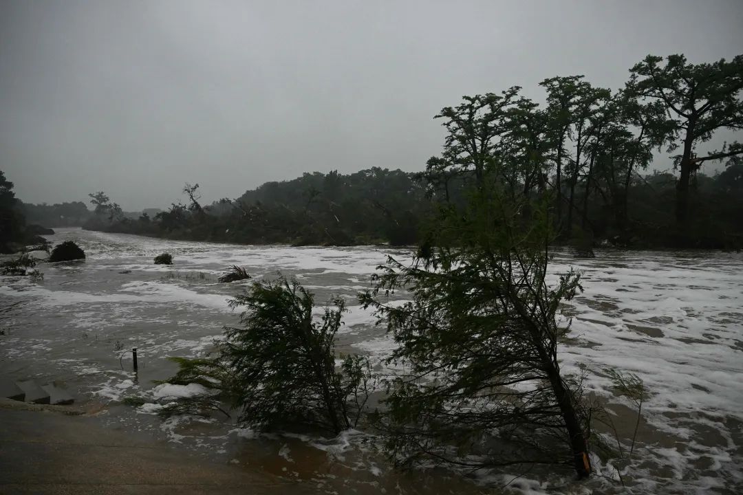 美国得州洪灾死亡人数升至51人,包括15名儿童,当地官员回答灾情应对时一问三不知 美国得州洪灾死亡人数升至51人,包括15名儿童,当地官员回答灾情应对时一问三不知