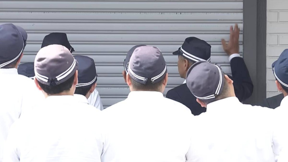 日本大阪警察抓捕黑道，拿电锯大喊快开门，网友：分不清谁是黑道