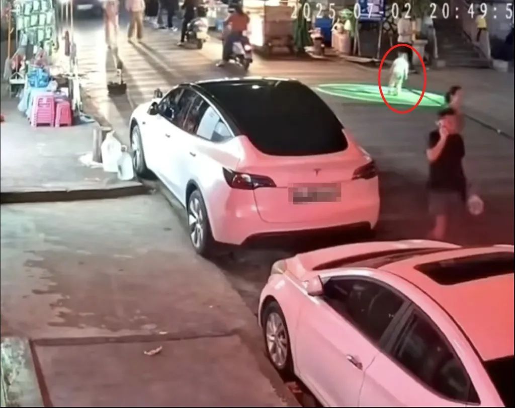 幼童躺街上被快递货车碾压身亡，司机大喊“快打120，谁家小孩”！